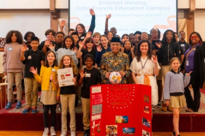 Duta Besar RI Indroyono Soesilo, bersama murid murid kelas 5 John R. Francis Education School di Washington DC, yang tengah mengikuti program Embassy Adoption Program 2026, bertempat di Wisma Indonesia, 2 Juni 2026.