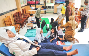 Ket. Sejumlah siswa korban keracunan makan bergizi gratis (MBG) dirawat di Puskesmas Boyolangu, Tulungagung, Jawa Timur, Senin (13/10).