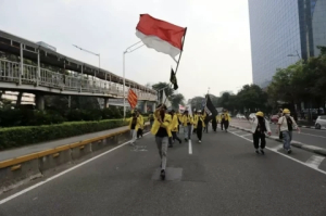 Ratusan mahasiswa yang tergabung dalam Badan Eksekutif Mahasiswa (BEM) Universitas Indonesia (UI) melakukan aksi longmars dari kawasan Senayan menuju Bundaran HI, Jakarta, Jumat (12/6/2026). Foto/Arif Julianto   