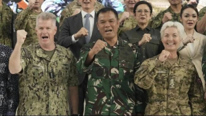 Wakil Panglima TNI Letjen Tandyo Budi Revita (tengah), Komandan Komando Indo-Pasifik Amerika Serikat Laksamana Samuel Paparo (kiri), dan Kepala Staf Pertahanan Kanada Jenderal Jennie Carignan (kanan) berpose dalam pembukaan latihan gabungan Super Garuda Shield 2025 di Jakarta, Senin (25/8/2025). 