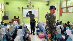 tentara?' Pelibatan TNI-Polri dalam MPLS di SMKN 1 Kota Bekasi. Keterangan gambar,Sejumlah siswa di Jawa Barat mengaku tegang ketika mengikuti sesi bersama TNI dan Polri selama Masa Pengenalan Lingkungan Sekolah (MPLS) pekan ini.