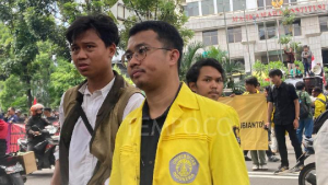 Ketua BEM UI Yatalathof Ma'shum Imawan di depan kantor Mahkamah Konstitusi, Jakarta, 8 April 2026. 