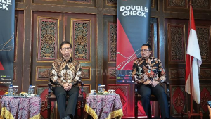 Menteri Kesehatan Budi Gunadi Sadikin dan Kepala Kantor Komunikasi Kepresidenan Hasan Nasbi dalam acara diskusi Double Check di Cemara 6 Galeri, Jakarta, 17 Mei 2025. 