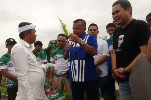 Gubernur Jawa Barat Dedi Mulyadi, mendengar penjelasan dari pembina Bobibos yang juga anggota Komisi XI DPR RI Mulyadi, soal bahan bakar nabati asal Jonggol, Kabupaten Bogor ini.