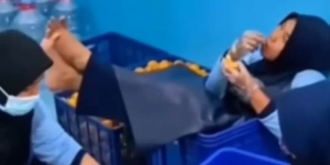 Kelakuan Pegawai SPPG Sukatani 3 Viral, Makan Buah MBG dengan Mengangkat Kaki! Kebersihan Dipertanyakan?