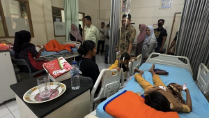  Sejumlah pelajar menjalani perawatan usai diduga keracunan MBG di Agam, Sumatera Barat. 