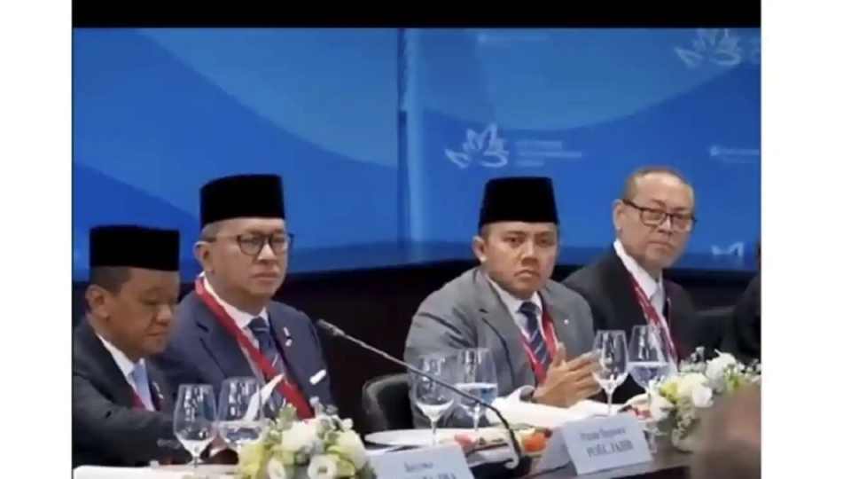 Teddy Main Pulpen di Depan Putin Jadi Sorotan