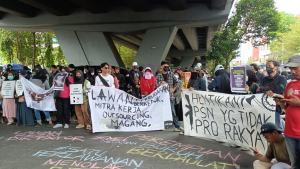 Ratusan Buruh Padati Flyover Makassar, Suarakan Hak Pekerja Hingga Kritik MBG