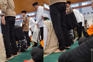 Rombongan Wapres Gibran Rakabuming Raka mengusir jamaah salat Jumat yang sudah duduk di shaf depan duluan. 