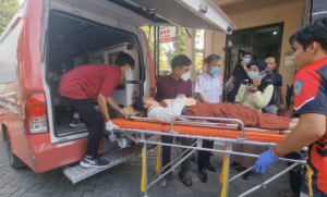 Salah satu siswa korban keracunan saat dibawa petugas puskesmas. (2/9/26). Foto: Dito