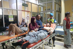 Sejumlah fasilitas kesehatan di Kabupaten Batang, Jawa Tengah, mulai kewalahan menangani 276 siswa dan wali murid yang diduga mengalami keracunan setelah menyantap makanan menu MBG. Puskesmas Limpung dilaporkan telah penuh menampung korban, sementara kapasitas kamar RSUD Batang juga sudah penuh meski hingga pukul 21.00 WIB puluhan korban telah dirujuk ke rumah sakit tersebut, Rabu (23/9/2026) malam