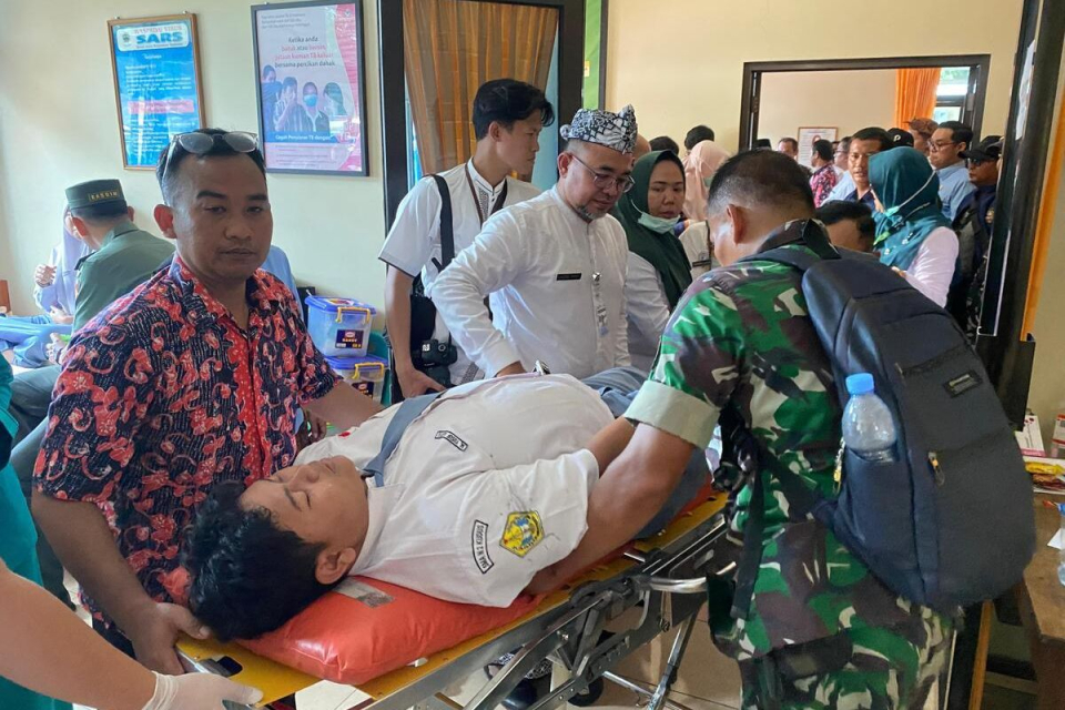 Ratusan siswa SMAN 2 Kudus, Jawa Tengah dilarikan ke sejumlah rumah sakit akibat diduga keracunan Makan Bergizi Gratis (MBG), Kamis (29/1/2026).