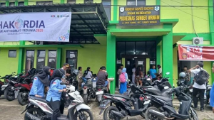SIAP SIAGA: Suasana di depan Puskesmas Sumber Wringin beberapa hari lalu usai puluhan siswa keracunan MBG.