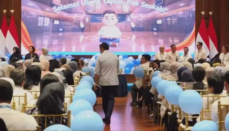 Perayaan Ulang Tahun Seskab Teddy Disorot, Publik Bandingkan dengan Ultah Titiek Soeharto di Ruang Rapat