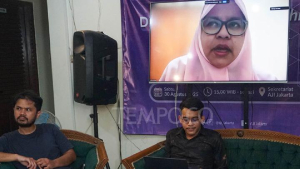 Ketua Umum Aliansi Jurnalis Independen (AJI) Nany Afrida berbicara melalui zoom meeting dalam diskusi yang diselenggarakan AJI Jakarta pada 20 Oktober 2025. Diskusi publik ini membahas tema "Sesat Pikir Menteri Pertanian Amran Sulaiman Menggugat Media: Pemberedelan Gaya (Orde) Baru".
