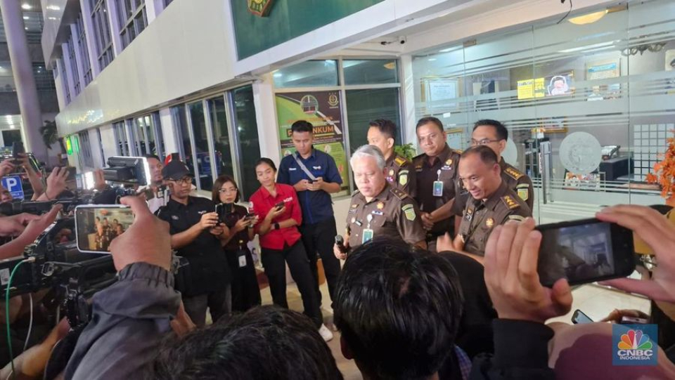 Foto: Kapuspenkum Kejagung Harli Siregar melakukan konferensi pers terkait penggeledahan kantor Ditjen Migas, di Gedung Kejagung, Senin (10/02/2025). 