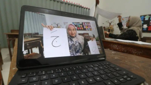 Seorang guru membuat video pembelajaran untuk dikirimkan kepada muridnya saat sekolah daring di SD Negeri Tempurejo 1, Kota Kediri, Jawa Timur, pada 1 September lalu.