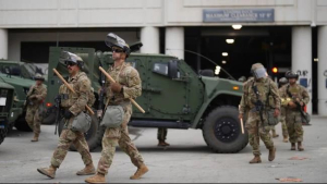 Petugas Garda Nasional AS yang diterjunkan di kawasan Los Angeles, California, Minggu (8/6/2025). 