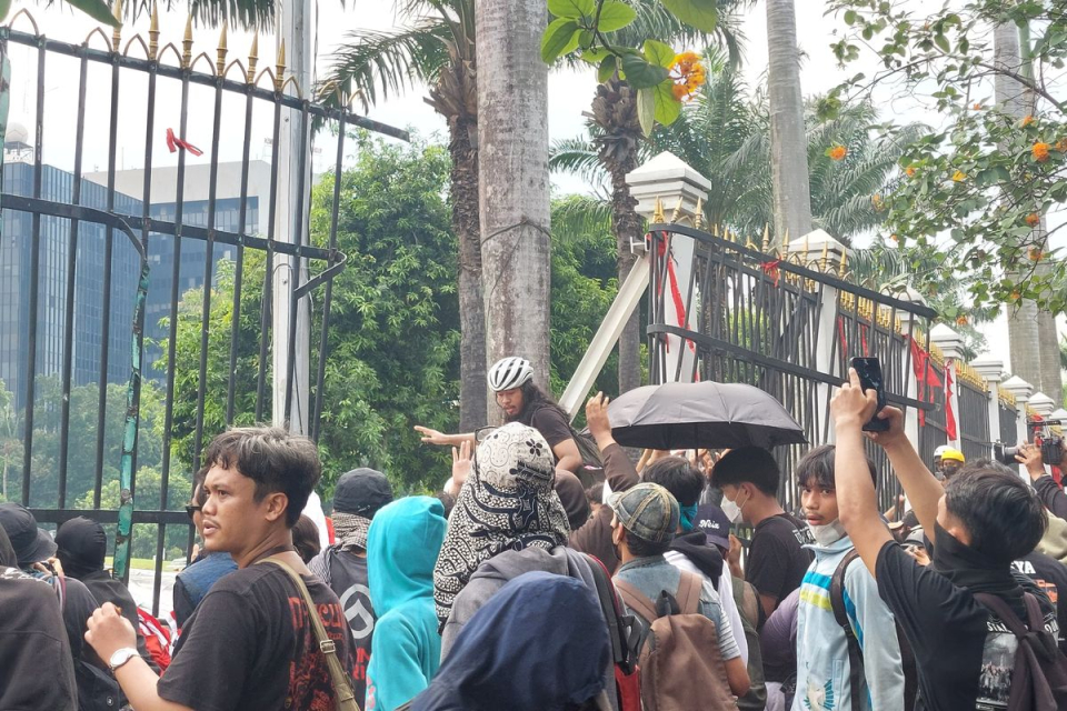 Puisi Helmansyah Moeis
