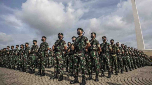 Prajurit TNI AD mengikuti Apel Gelar Pasukan Jajaran TNI Angkatan Darat (AD) Wilayah Jabodetabek di Lapangan Monas, Jakarta. 