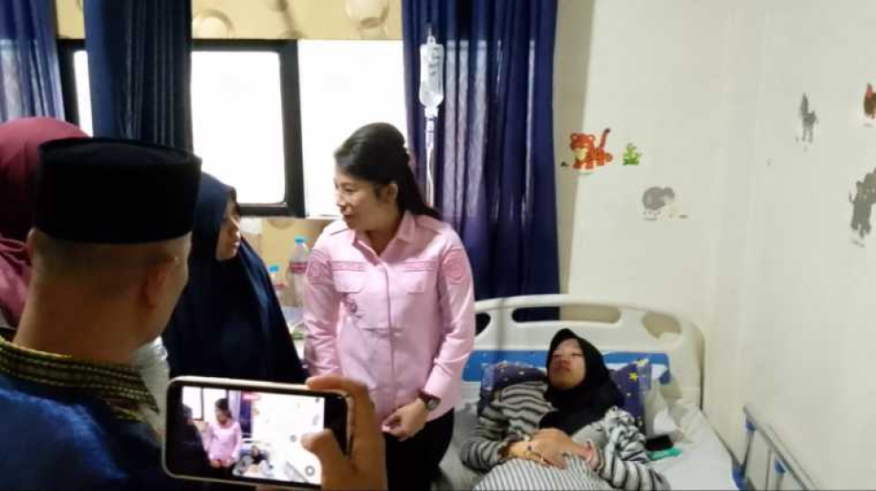 Wali Kota Singkawang Tjhai Chui Mie saat menjenguk para siswa yang diduga keracunan MBG yang saat ini dirawat di RS Sa’adah Singkawang, Jumat 
