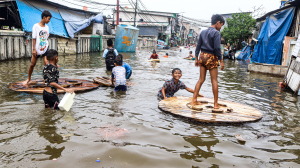 Banjir rob di Muara Angke.