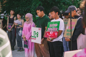 Mahasiswa, alumni, profesional, dan berbagai komunitas rakyat Indonesia di area sekitar Boston, Massachusetts, Amerika, berkumpul dan melakukan pertemuan damai untuk menyampaikan solidaritas pergerakan dan aspirasi kepada pemerintah Indonesia dan perwakilannya di Amerika