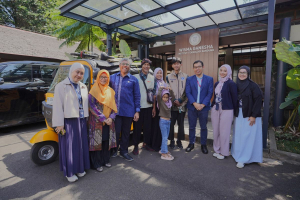 Rektor ITB, Prof. Dr. Ir. Tatacipta Dirgantara, M.T. (ketiga dari kanan) menyambut Andromeda Sufi Anggoro, yang diterima di FMIPA ITB melalui jalur SNBT, beserta keluarga di Wisma Rektor, ITB Kampus Ganesha, Senin (20/7/2026). Ia diantara orang tuanya menggunakan bajaj dari Yogyakarta ke Bandung dengan waktu tempuh 24 jam.