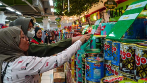 Aktivitas belanja di salah satu supermarket di Jakarta, 7 Maret 2025. Pemerintah mendorong peningkatan daya beli masyarakat dan konsumsi domestik tetap kuat di bulan Ramadan melalui berbagai kebijakan strategis di antaranya percepatan penyaluran bantuan sosial dan penyaluran tunjangan hari raya bagi ASN dan pekerja swasta. 