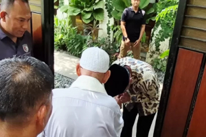 Sambut Kedatangan Abu Bakar Ba’asyir, Jokowi Bungkukkan Badan dan Cium Tangan