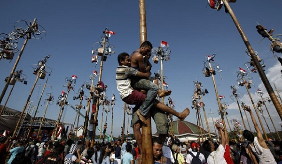 Dua Puisi Helmansyah Moeis